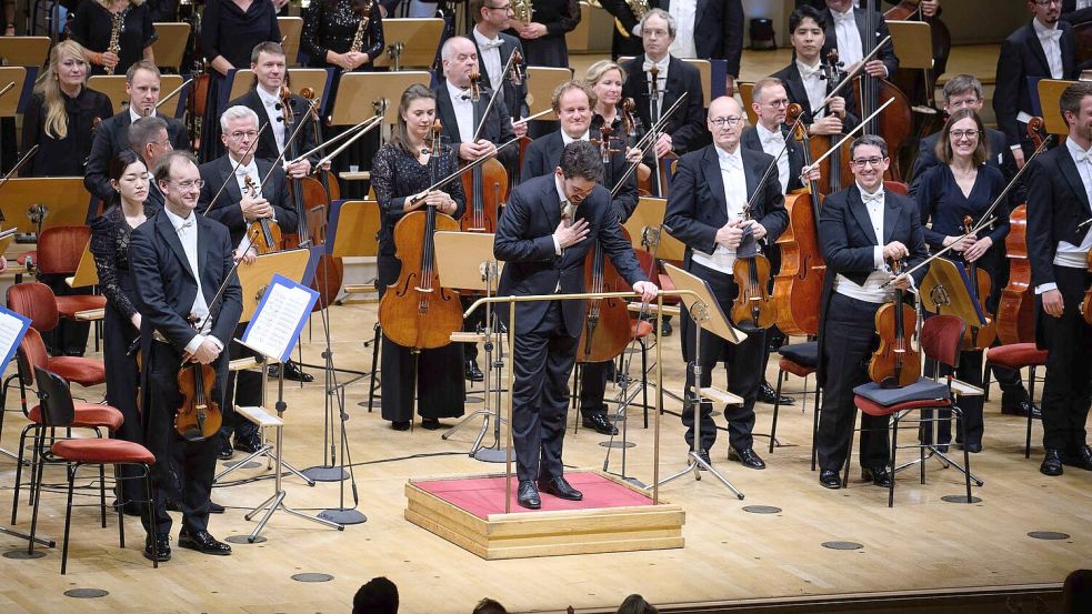 Shani und die Münchner Philharmoniker bekamen beim Musikfest Berlin Standing Ovations. Foto: Bernd von Jutrczenka/dpa