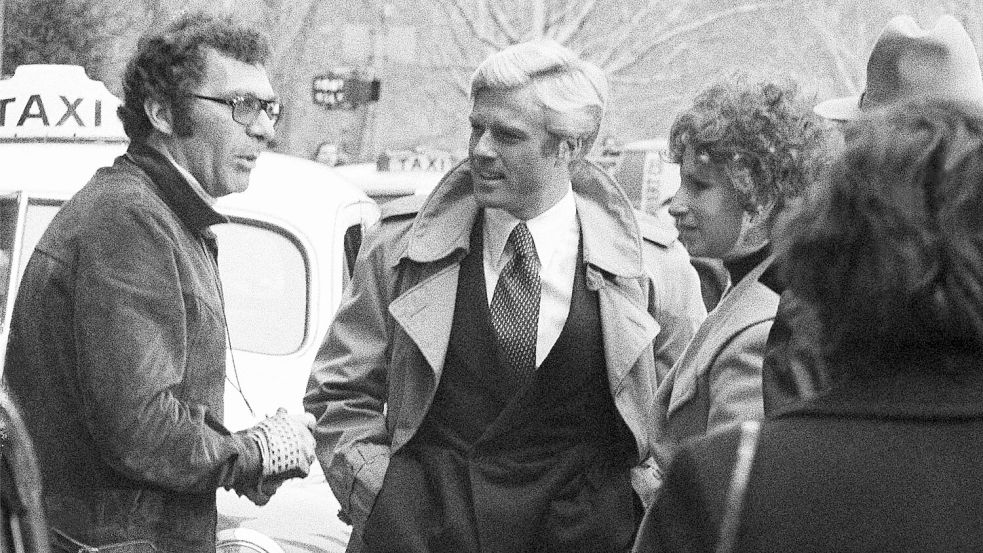 Robert Redford und Barbra Streisand beim Dreh des Kinoklassikers „So wie wir waren“. Foto: Marty Lederhandler/AP/dpa