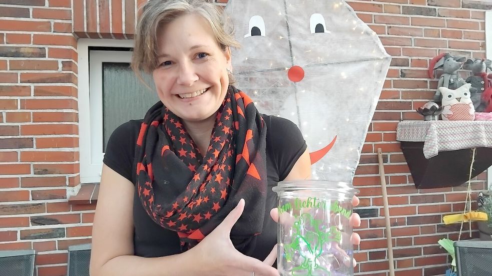 Mit viel Liebe zum Detail wird Schmückendes für den Lichterabend im Maislabyrinth gezaubert. Silvia Stellamann zeigt ein bemaltes Weckglas mit einer Lichterkette. Foto: Clarissa Scherzer