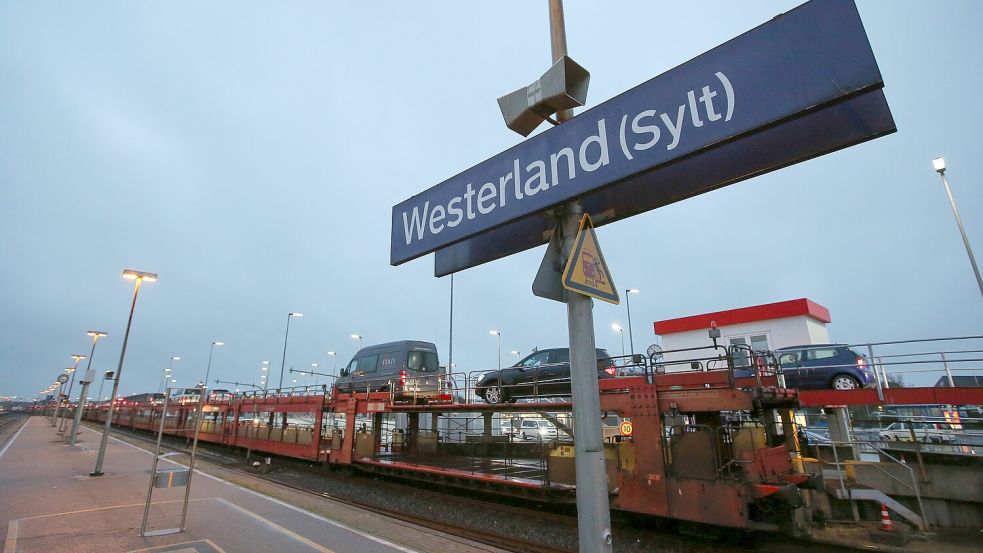 Fahrzeuge fahren an der Sylter Autozugverladung auf einen Autozug (Symbolfoto). Foto: Bodo Marks