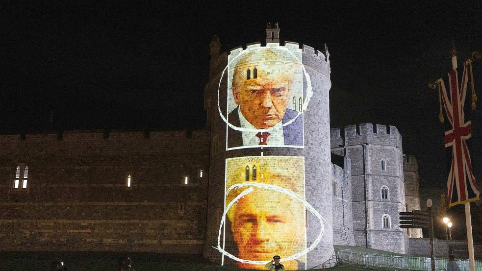 Trump und Epstein: Am Dienstagabend sorgte eine Lichtinstallation für Aufruhr. Foto: Led By Donkeys