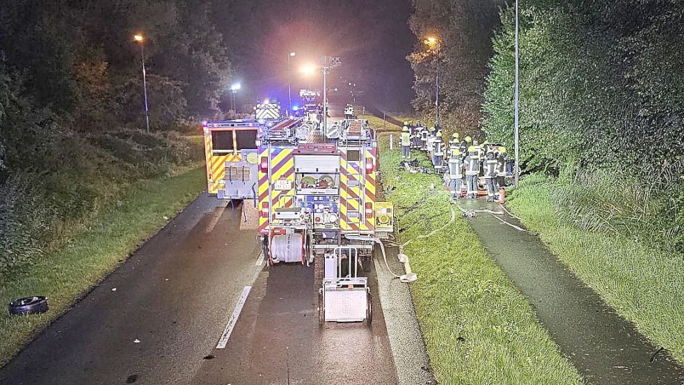 Ein schwerer Verkehrsunfall hat sich am späten Dienstagabend in Papenburg ereignet. Auch die Feuerwehr Völlenerfehn unterstützte vor Ort. Foto: Feuerwehr Völlenerfehn