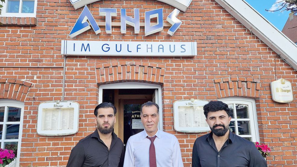 Inhaber Dalaf El-Scheich (Mitte) mit seinem Sohn Schadi El-Scheich (links) und Mitarbeiter Ridwan Heso begrüßen beim Athos in Remels. Foto: Wiebke Rose