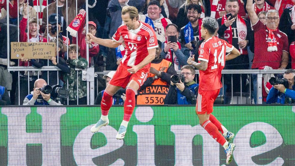 Harry Kane hebt nach seinem 3:1 ab zum Torjubel, rechts freut sich Luis Díaz. Foto: Tom Weller