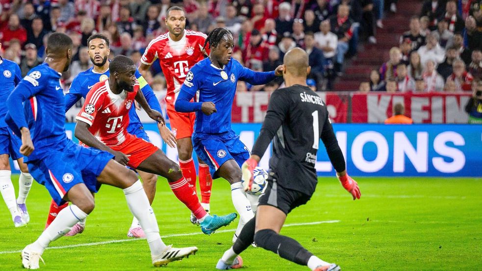 Ein Eigentor von Trevoh Chalobah (2.v.r.) bringt die Bayern in Führung. Foto: Tom Weller
