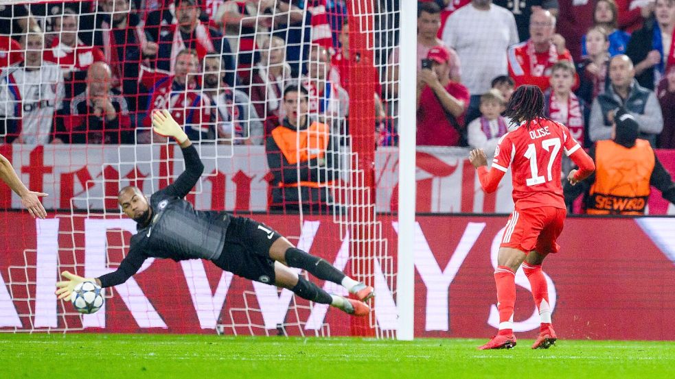 Michael Olise (r) scheitert an Torwart Robert Sanchez. Foto: Tom Weller