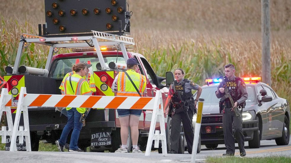 Polizei und Rettungskräfte sind nach den tödlichen Schüssen auf drei Polizisten im Einsatz. Foto: Matt Slocum/AP/dpa