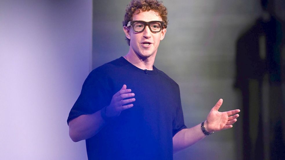 Mark Zuckerberg demonstrierte die Brille mit Display auf der hauseigenen Konferenz Meta Connect. Foto: Nic Coury/AP/dpa