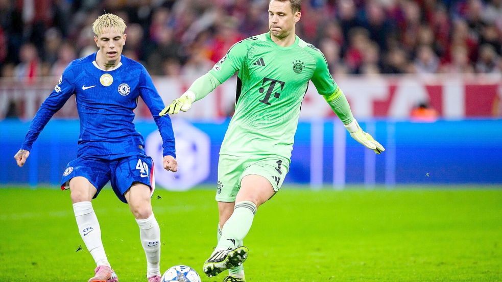 Manuel Neuer (r) in Aktion bei seinem 100. Sieg in der Champions League. Foto: Tom Weller