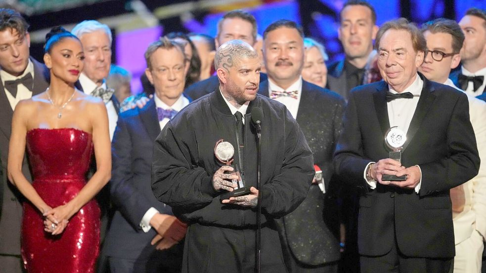 Jamie Lloyd, Mitte, nimmt am 8. Juni den Preis für die beste Wiederaufnahme eines Musicals für „Sunset Boulevard“ während der 78. Tony Awards in der Radio City Music Hall entgegen - links neben ihm Nicole Scherzinger, rechts neben ihm Webber. (Archivbild) Foto: Charles Sykes/Invision/AP/dpa