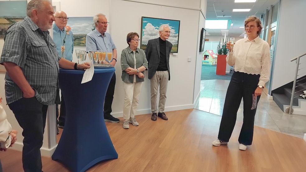 Daniela Abheiden (rechts) von der Volksbank Westrhauderfehn eröffnete die Ausstellung. Foto: Clarissa Scherzer