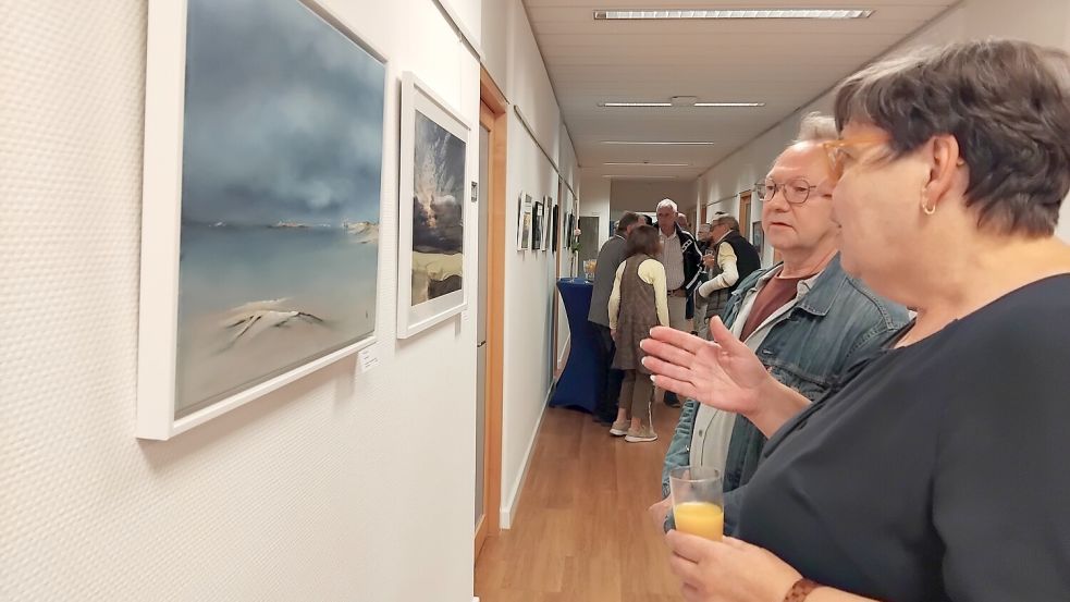 Die Herbstausstellung zeigt Wolken auf Leinwand, in Skulptur und Fotografie. Foto: Clarissa Scherzer