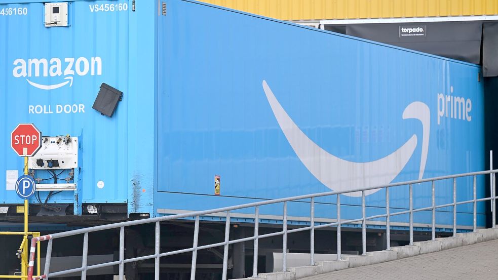 Viel Platz für die Waren: ein Amazon-Container am Dortmunder Logistikzentrum. Foto: Wolf von Dewitz/dpa