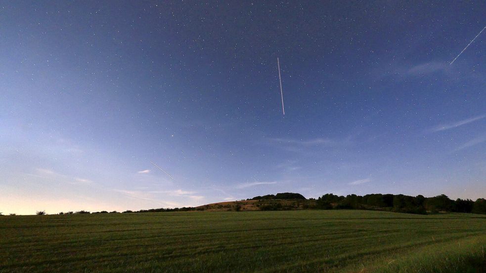 Komet fliegt Richtung Erde durch das All. (Archivbild) Foto: Karl-Josef Hildenbrand