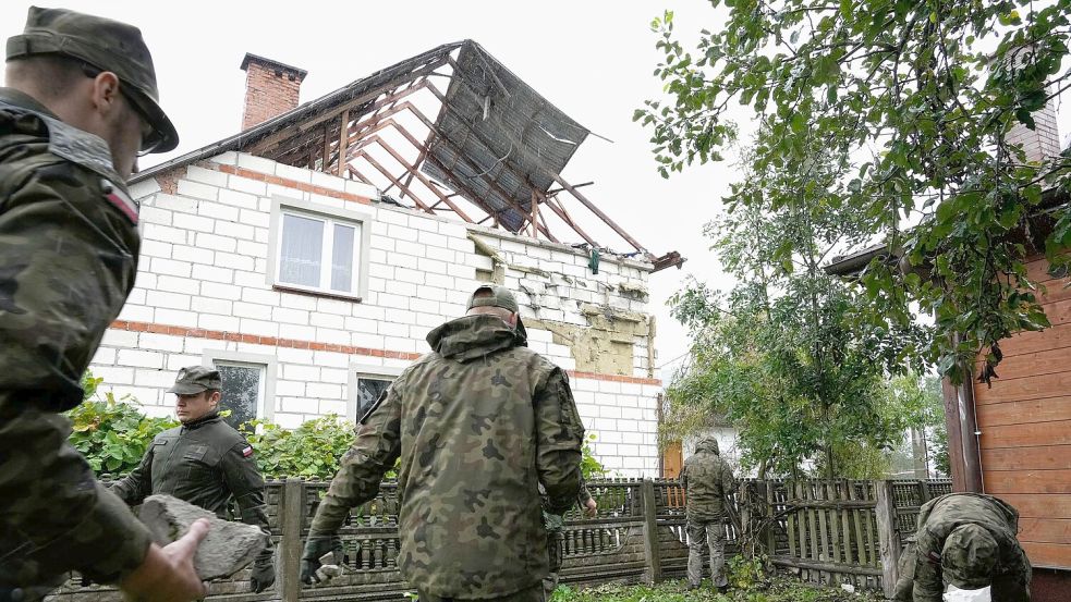 Die Bilder vom beschädigten Dach des Hauses im ostpolnischen Dorf Wyryki gingen um die Welt. (Archivbild) Foto: Czarek Sokolowski/AP/dpa