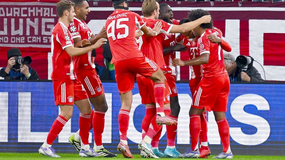 Eine Münchner Jubeltraube um Harry Kane (M), ein gewohntes Bild zum Saisonstart. Foto: Sven Hoppe