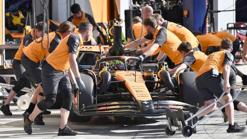 Nach einem langsamen Boxenstopp gab es Kontroversen um eine Stallorder. Foto: Marco Bertorello/Pool AFP/AP/dpa