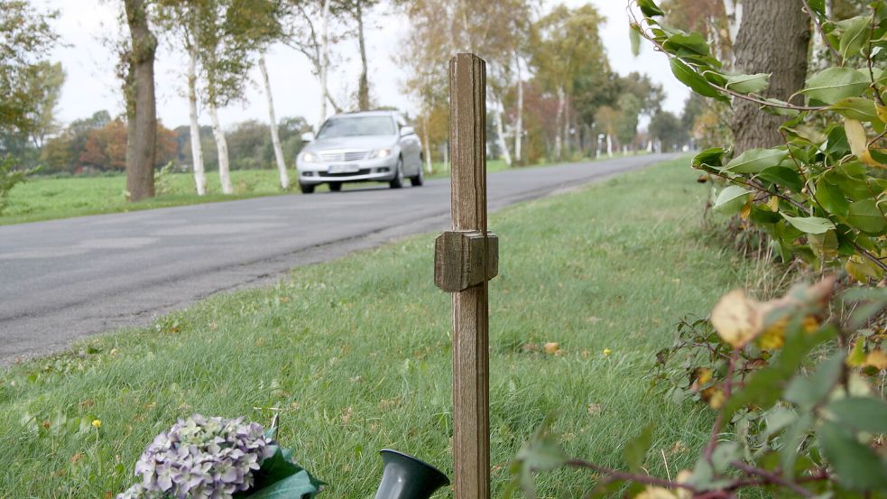 Straßenkreuze erinnern am Rand vieler Straßen an tödliche Unfälle und sind stille Zeichen der Trauer und des Gedenkens. Foto: Martin Pille