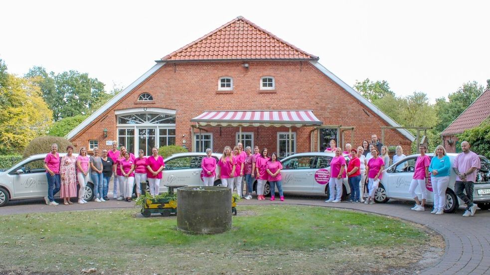 Inzwischen arbeiten für die Unternehmensgruppe mehr als 70 Beschäftigte. Das Bild zeigt einen Teil auf dem Hof der Tagespflege in Ramsloh. Foto: privat