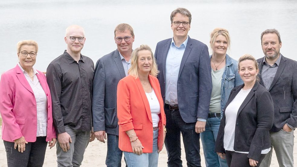 Die Findungskommission der CDU im Saterland hat sich für Markus Janssen (4. von rechts) als Bürgermeisterkandidaten ausgesprochen. Das Foto zeigt (von links): Marion Erdmann, stellvertretende Vorsitzende des Gemeindeverbands, Stefan Meyer, Vorsitzender der Findungskommission, Rainer Fugel, stellvertretender Bürgermeister der Gemeinde Saterland, Monika Knelangen, stellvertretende Bürgermeisterin der Gemeinde Saterland, Markus Janssen, Dagmar Lammers, stellvertretende Bürgermeisterin der Gemeinde Saterland, Elena Dannebaum, Vorsitzende der Frauen Union Saterland und Jens Immer, Sprecher der Gruppe CDU/FDP im Gemeinderat Saterland. Foto: CDU Saterland