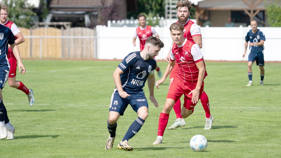 Die Ihrhover Hennes Janssen (am Ball) und Arlind Jonjic (dahinter) verpassen das Duell mit ihrem Ex-Verein Germania Leer. Foto: