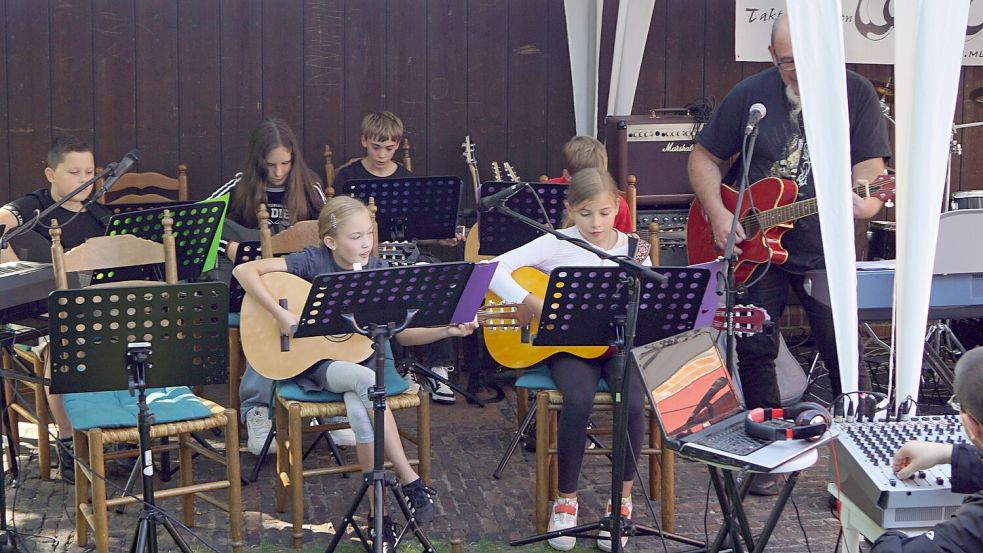 Mädchen und Jungen der Musikschule "Takt und Ton" treten bei "Rock im Museumsgarten" auf. Foto: Heimatverein Overledingerland/Archiv