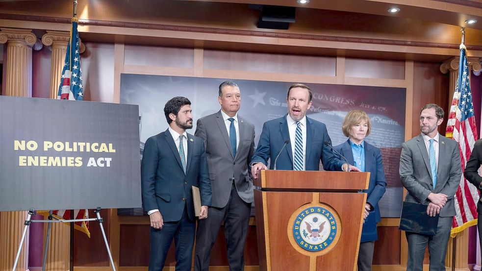 „Trump weist derzeit das Justizministerium an, Jagd auf seine politischen Feinde zu machen“, sagt der demokratische Senator Chris Murphy. Foto: J. Scott Applewhite/AP/dpa