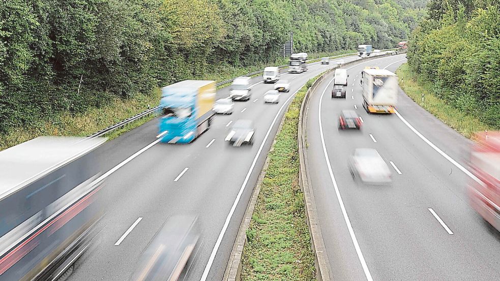 Der Asphalt auf der A30 muss erneuert werden. Foto: Michael Gründel