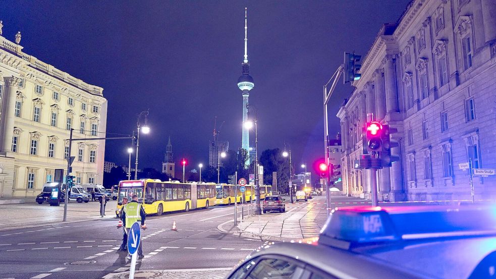 In Berlin-Mitte ist der Bereich um den Fundort einer Brandbombe abgesperrt worden. Foto: Michael Ukas