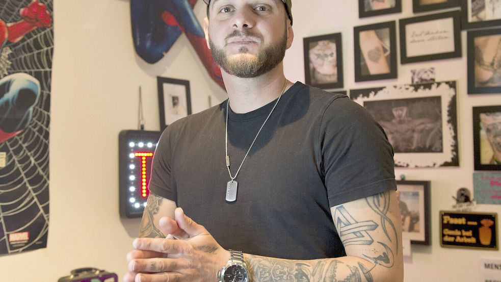 Der Osnabrücker Tätowierer Jimmy-Dean „Jers“ Laubinger veranstaltet am 20. September die Tattoo-Aktion „TwinWin“ – ein kostenloses Tattoo, um auf Stammzellspenden aufmerksam zu machen. Foto: Philipp Hülsmann