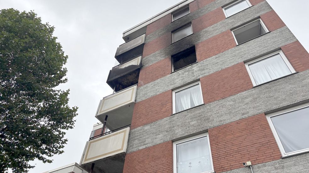 In einer Wohnung im vierten Obergeschoss war ein Feuer ausgebrochen. Fotos: Lotta Groenendaal