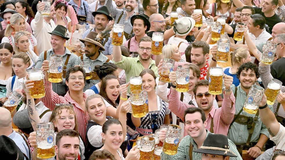 „Die Krüge hoch!“ (Archivbild) Foto: Felix Hörhager