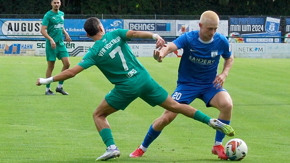 Nach dem 6:2 gegen Voxtrup fährt Bla-Weiß Papenburg (am Ball Ole Marx) mit fünf Siegen und einer breiten Brust zum TV Dinklage. Foto: Marco Reemts