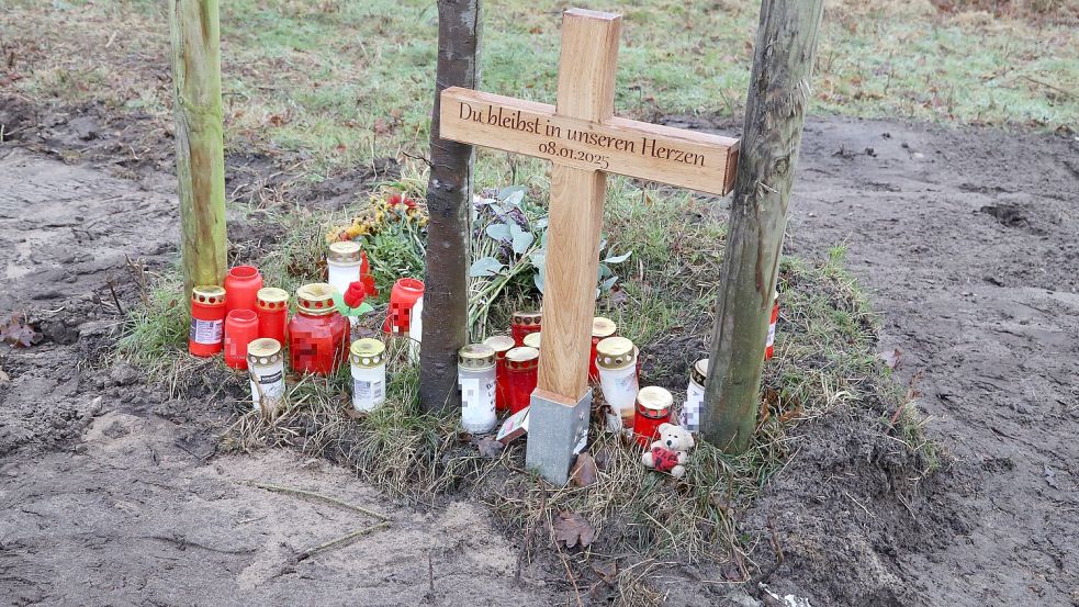 Angehörige haben nach dem schrecklichen Unfall mit fünf Toten an der B 401 ein Kreuz aufgestellt. Sie stellten zudem Kerzen auf und legten Blumen nieder. Foto: Hans Passmann