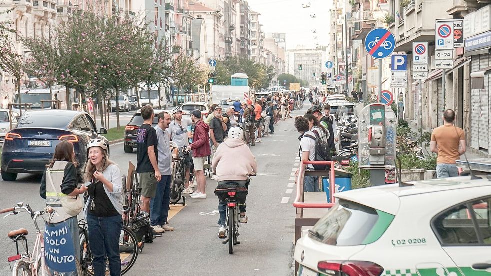 Eine Menschenkette gegen zugeparkte Radwege in Mailand. Foto: Emanuele De Carli