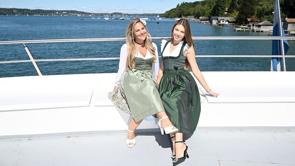 Malerische Kulisse: Zwei Models präsentieren auf einem Schiff auf dem Starnberger See neueste Dirndl-Mode. Foto: Felix Hörhager/dpa