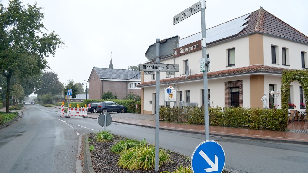 Die Ramsloher Straße in Barßel, das ist zugleich die Kreisstraße 299, wird in zwei Abschnitten saniert. Jetzt haben die Bauarbeiten begonnen zwischen der Oldenburger Straße bis zur Birkhuhnstraße. Foto: Astrid Fertig