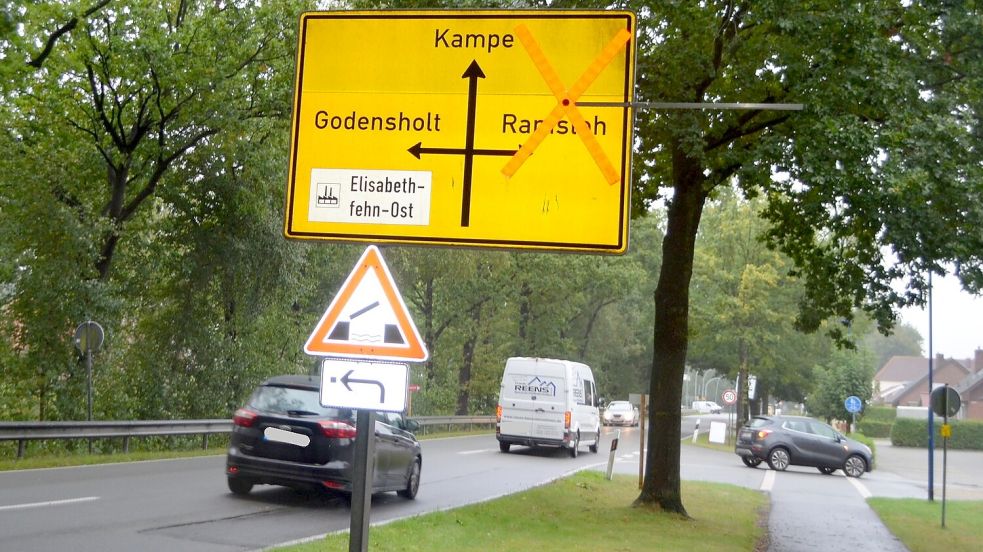 An der Oldenburger Straße, die entlang des Elisabethfehnkanals verläuft, werden die Verkehrsteilnehmenden per Straßenschild auf die gesperrte Durchgangsstraße nach Ramsloh hingewiesen. Foto: Astrid Fertig