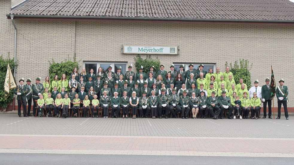 Dieses Gruppenfoto des Holterfehner Schützenvereins entstand während des Schützenfestes in diesem Sommer. Foto: Holger Weers
