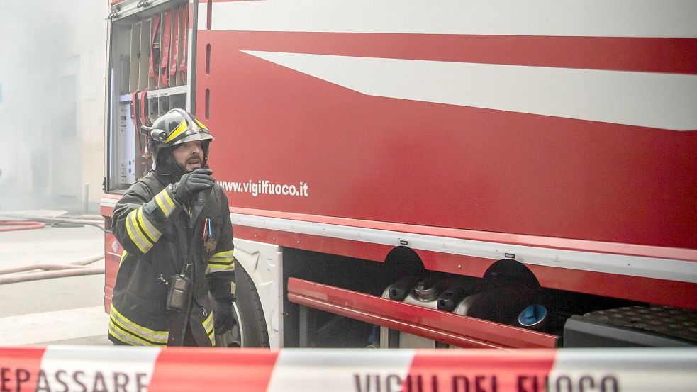 Die Feuerwehr ist mit einem Großaufgebot vor Ort. (Symbolbild) Foto: Claudio Furlan