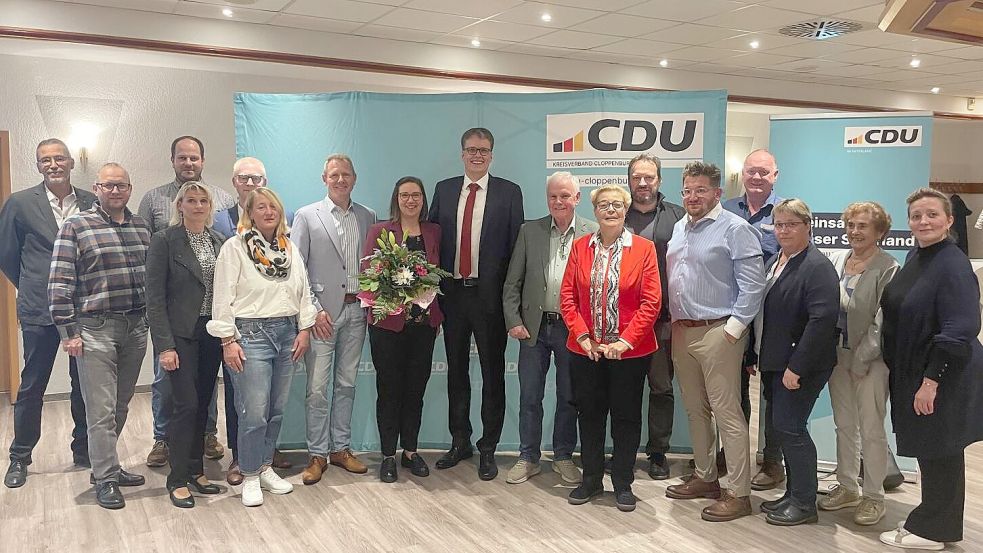 Markus Janssen (9. von links), der Vorsitzende des CDU-Gemeindeverbands Saterland, wurde jetzt in einer Urwahl zum Kandidaten für die Bürgermeisterwahl 2026 im Saterland nominiert. Darüber freuten sich die Mitglieder der Findungskommission, die sich aus Vertretern des Verbandsvorstands, der Gemeindeverbands und der Ratsfraktion zusammensetzt. Foto: CDU Saterland