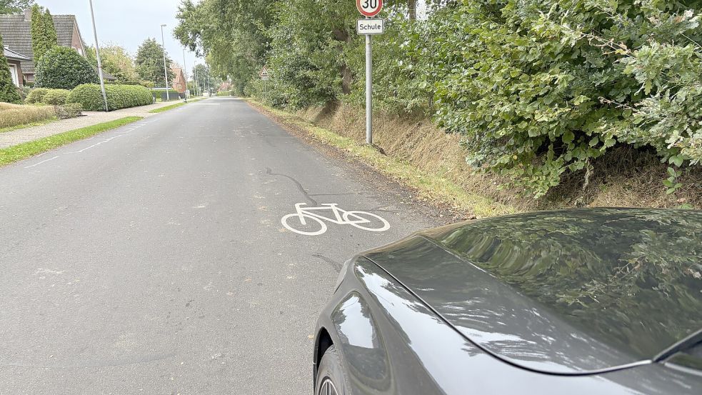Aus der Schulstraße soll eine Fahrradstraße werden. Dann hätten Radfahrer Vorrang. Mittlerweile sind auf der Schulstraße Fahrrad-Piktogramme aufgebracht worden. Foto: Carsten Ammermann