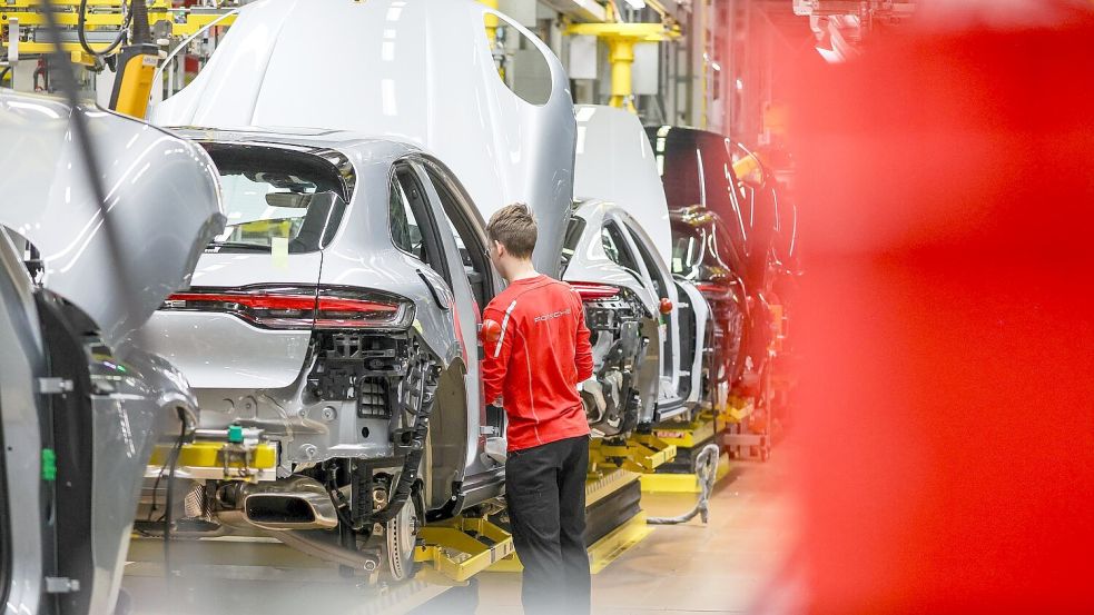 Künftig setzt Porsche wieder weniger auf E-Modell wie den Macan - sondern auf Verbrenner. (Archivbild) Foto: Jan Woitas