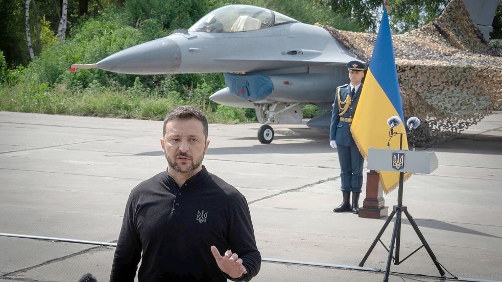 Der ukrainische Präsident Wolodymyr Selenskyj hat Waffenexporte zur Finanzierung der eigenen Rüstungsindustrie angekündigt. (Archivbild) Foto: Efrem Lukatsky/AP/dpa