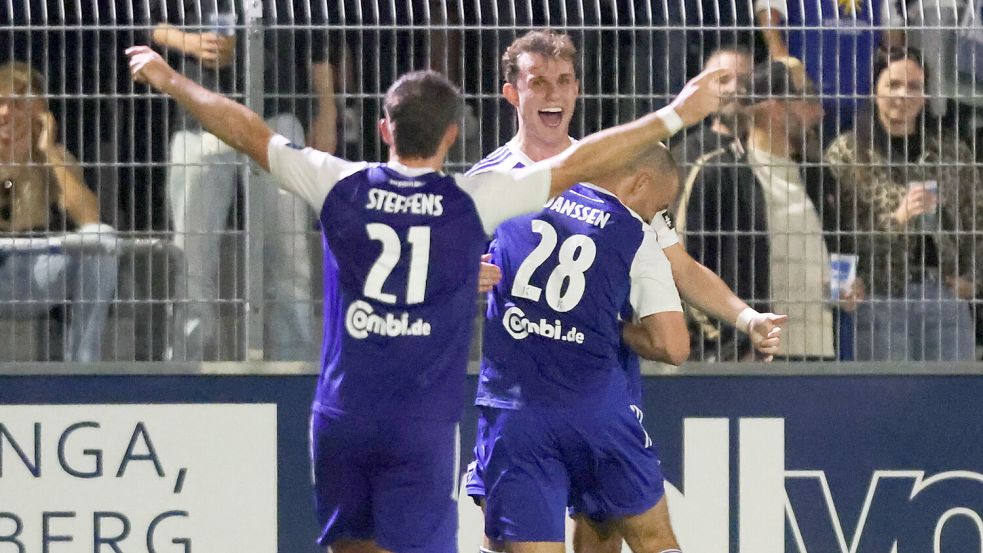 Nach dem 2:0 von Felix Göttlicher eilen Jarno Janssen (Nummer 28) und Tido Steffens (21) als Erste zum Doppeltorschützen, um mit ihm den Treffer zu feiern. Fotos: Jens Doden