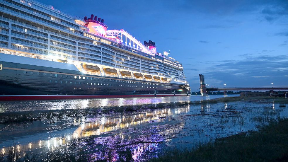 Die „Disney Destiny“ kurz vor der Jann-Berghaus-Brücke in Leer. Foto: Heiner Lohmann