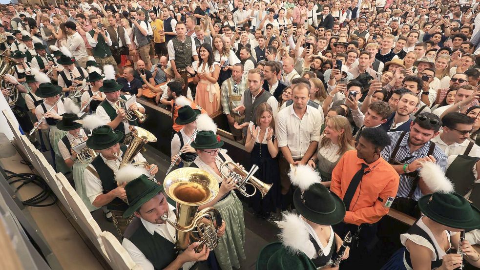 Andrang zur Eröffnung des Oktoberfestes in den Zelten. Foto: Karl-Josef Hildenbrand
