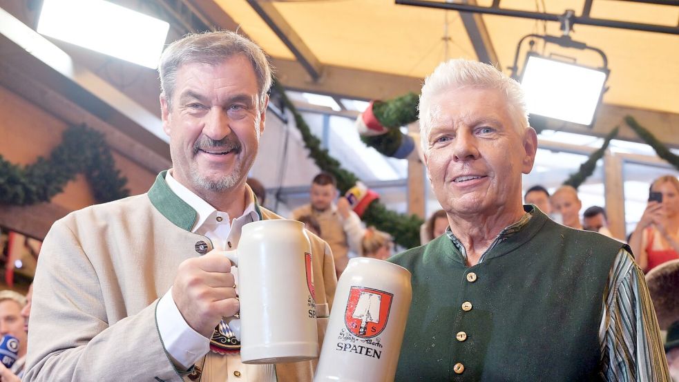 Ministerpräsident Söder (l.) und Münchens OB Reiter (r.) stoßen an. Foto: Peter Kneffel