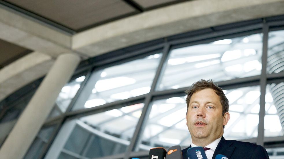 Verlangt von Verkehrsminister Schnieder Rechenschaft: Finanzminister Klingbeil. Foto: Carsten Koall/dpa