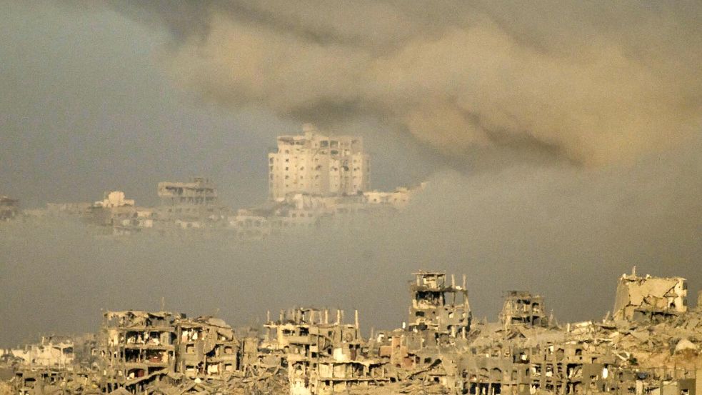 In der Trümmerwüste der Stadt Gaza sollen sich geschätzt noch etwa 500.000 Zivilisten aufhalten. Sie sind den israelischen Angriffen auf Reste der Terrororganisation Hamas weitgehend schutzlos ausgeliefert. Israel fordert sie fast täglich zur Flucht auf, aber viele wollen oder können das nicht mehr. Foto: Leo Correa/AP/dpa